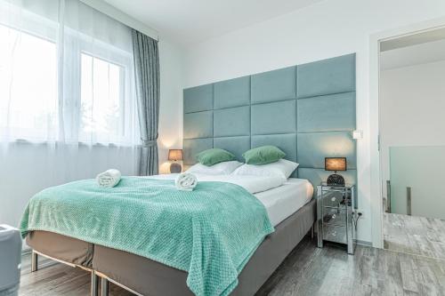 维也纳Luxury Vienna 6BR-4BA Villa with Private Pool & Sauna - Pets allowed的一间卧室配有一张大床,上面有绿毯