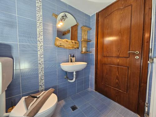 马拉松坎博斯Lemon Nest的一间带卫生间和水槽的浴室
