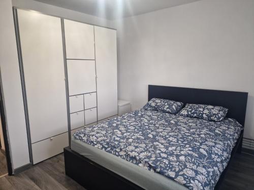 布加勒斯特Apartament Gara de Nord的一间卧室配有蓝色和白色床单