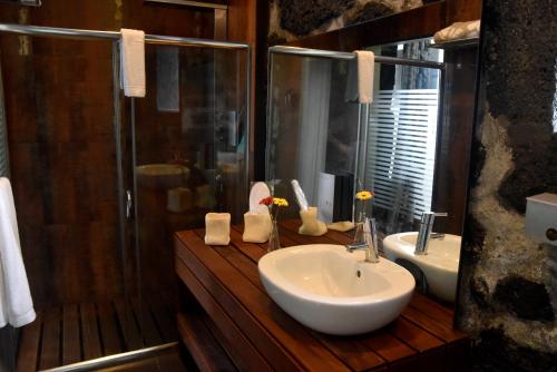 韦拉斯Casa da Ermida的一间带水槽和淋浴的浴室