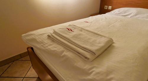 Hrušica帕特里克住宿加早餐旅馆的床上的白色毛巾