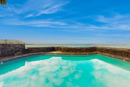 科纳Kona Magic Sands 107的一座背景海洋的游泳池