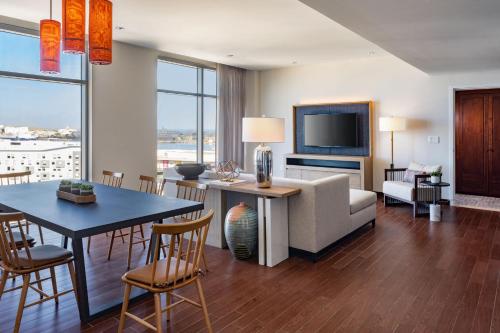 圣胡安Sheraton Puerto Rico Resort & Casino的客厅配有沙发和桌子