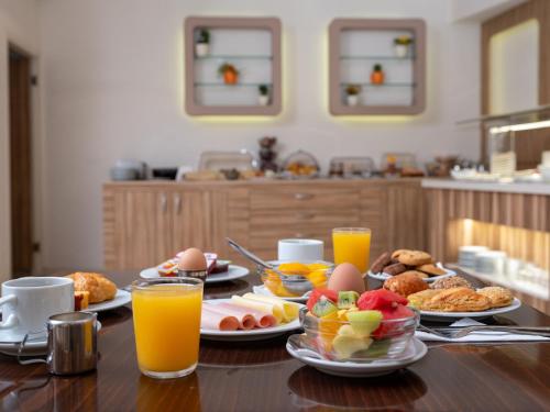 海若克利欧阿西恩尼克酒店的餐桌上放有食物和橙汁