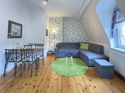 卡罗维发利Nely´s Apartment的客厅配有蓝色的沙发和桌子