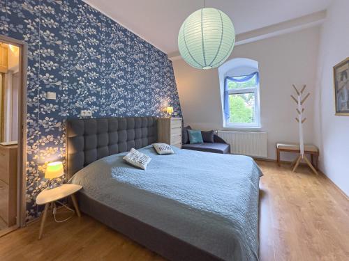 卡罗维发利Nely´s Apartment的一间卧室设有一张床和蓝色的墙壁