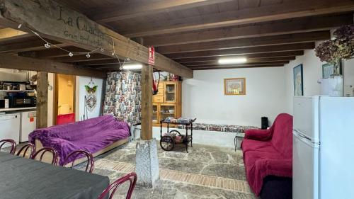 MonteCasa Rural El Salvijo的客厅配有紫色家具和冰箱