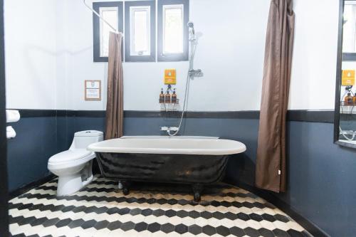 圣何塞Selina San Jose的浴室配有黑白浴缸和卫生间。