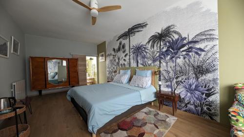 尼姆Rougetomette的一间卧室配有一张棕榈树壁画床