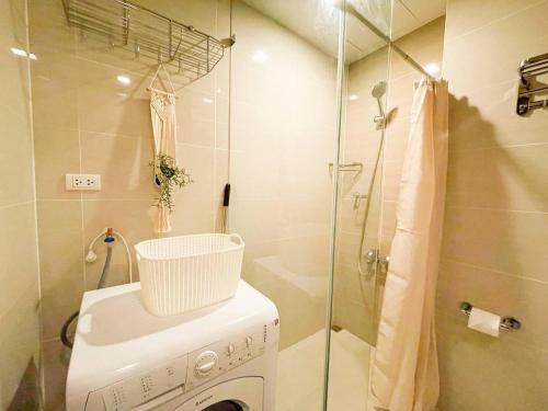 马尼拉Staycation In Bgc W Netflix & Pool #oursw32p的一间带洗衣机和淋浴的浴室