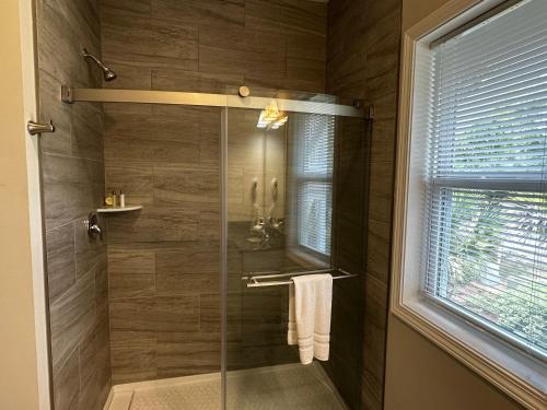 绍斯波特River Hotel of Southport的带淋浴的浴室和玻璃门