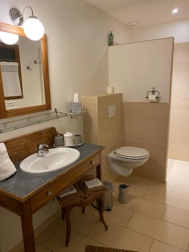 Viéville-sous-les-CôtesChambres d’hôtes la bottée的一间带水槽、卫生间和镜子的浴室