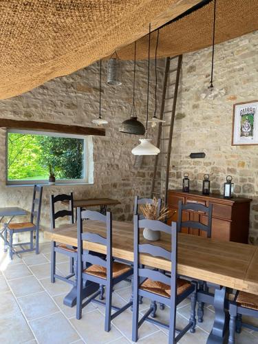 Viéville-sous-les-CôtesChambres d’hôtes la bottée的一间带木桌和椅子的用餐室