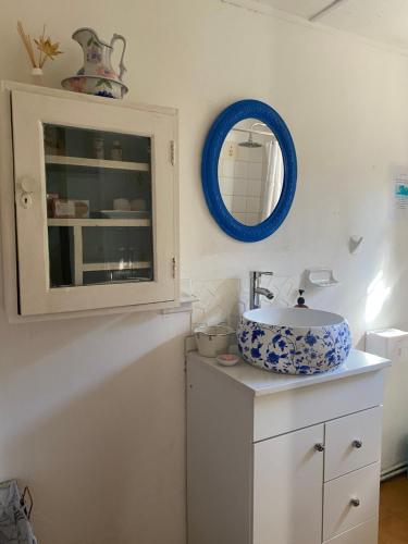 维库尼亚Casa Doris的一间带水槽和镜子的浴室