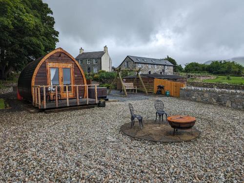 卡纳芬The Pod Fabulous glamping pod near Snowdonia.的一个带木屋和椅子的大院子