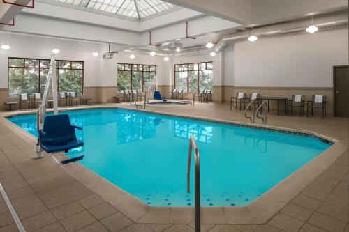 波特兰波特兰市区利弗普雷斯原住客栈的一个带桌椅的大房间,有一个蓝色的游泳池