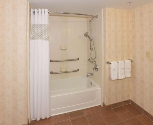 比奇伍德克利夫兰比奇伍德希尔顿恒庭旅馆&套房酒店的带浴缸和淋浴帘的浴室