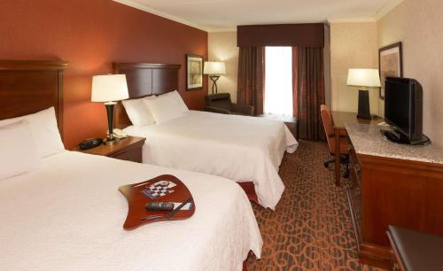 比奇伍德克利夫兰比奇伍德希尔顿恒庭旅馆&套房酒店的酒店客房设有两张床和一台平面电视。