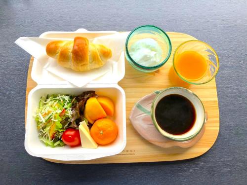 本宫Villa KUMANO的托盘,包括带食物和饮料的午餐盒