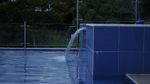 亚美尼亚Dreams hotel RestoBar的蓝色的游泳池,里面设有喷泉