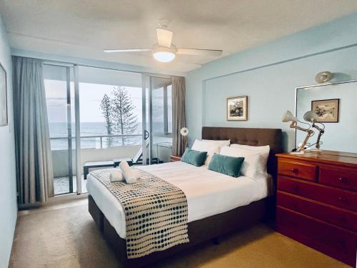 黄金海岸Park Towers Holiday Units的一间卧室设有一张床和一个大窗户