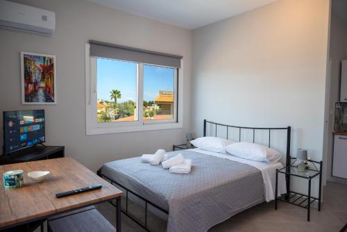 阿特米达Airport Palmtree Apartments - 15min from Airport的一间卧室配有带毛巾的床