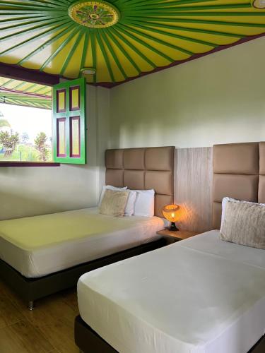 亚美尼亚Dreams hotel RestoBar的天花板客房内的两张床