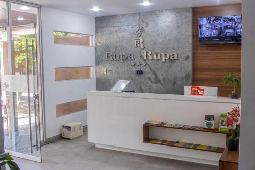 廷戈玛丽亚Hotel Rupa Rupa的墙上有标志的咖啡店