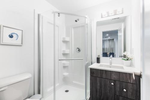 尼亚加拉瀑布New Luxury Suite 6Mins To Falls, Free Parking的带淋浴和盥洗盆的白色浴室
