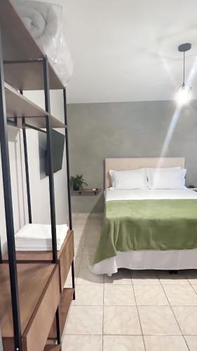 圣保罗Conforto e localização - São Paulo Expo的一间卧室配有一张双层床和绿色的床罩