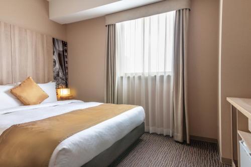 仙台仙台远景酒店的酒店客房设有床和窗户。