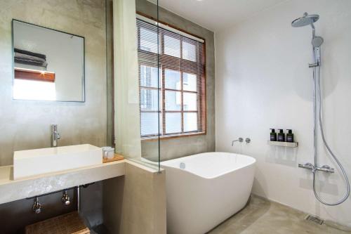 SawadaMiyakojima - House - Vacation STAY 77627v的带浴缸、水槽和淋浴的浴室