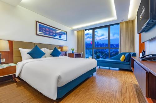岘港Pavilion Hotel Da Nang的一间卧室配有一张大床和电视
