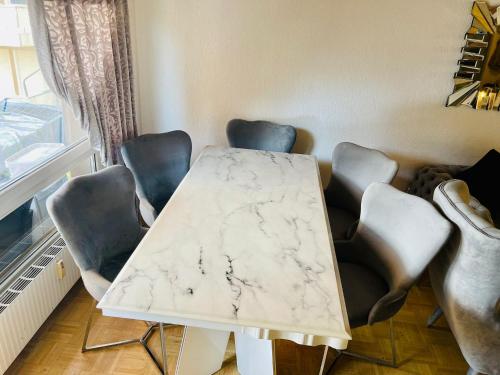 KönizSehr gemütliches und gepflegtes Zimmer 8 Km von Bern-City的客房内的大理石桌椅