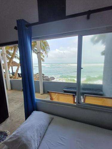 陶尔佩SEASHORE Resort & Villa的卧室设有海景窗户。