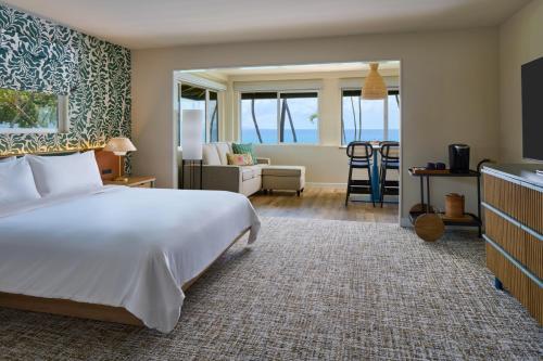 拉海纳Royal Lahaina Resort & Bungalows的一间卧室设有一张床和一间客厅。