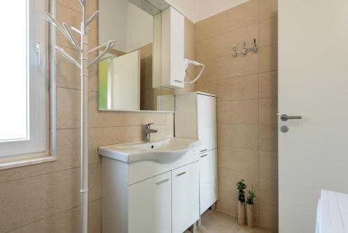 比利切KAIROS的一间带水槽和镜子的浴室