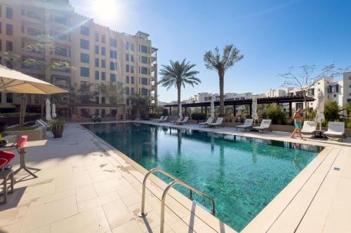 GuestReady - Coastal Living near Burj Al Arab内部或周边的泳池