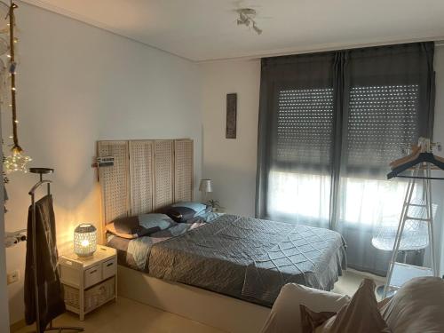 瓦伦西亚Nou Mestalla的一间卧室设有一张床和一个窗口