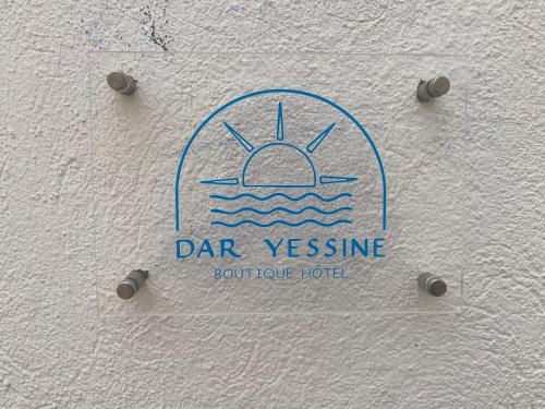 苏塞Dar Yessine Boutique Hôtel的水中一条船的墙上的标志