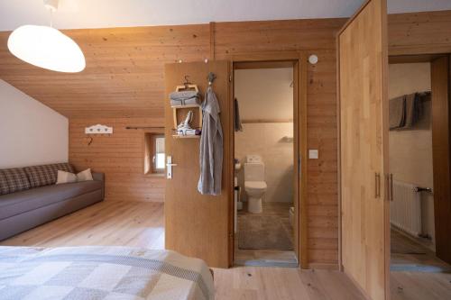 克森雷音德尔霍夫农家乐的客房设有一张床和一间带卫生间的浴室