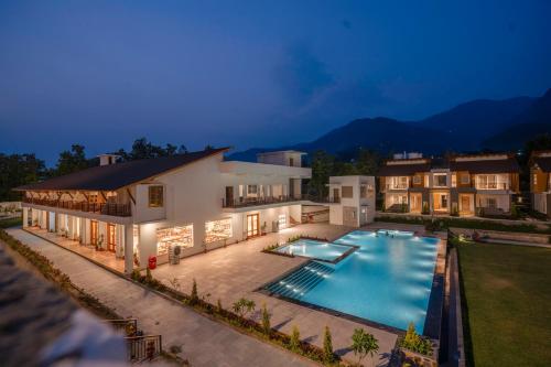 兰纳加Evara Spa & Resort的享有带游泳池的房屋的空中景致