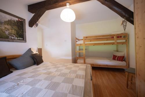 克森雷音德尔霍夫农家乐的一间卧室配有两张双层床。