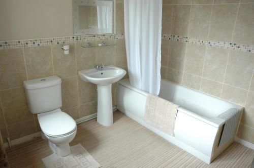 BebingtonThe Bebington的浴室配有卫生间、盥洗盆和浴缸。