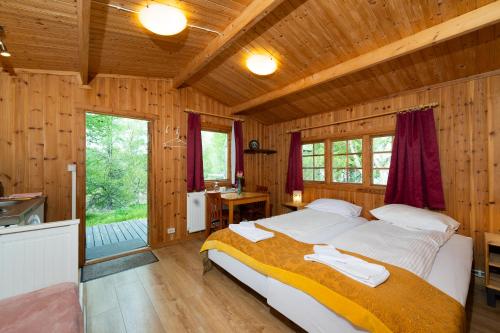 埃基斯蒂尔艾维恩达拉酒店的小木屋内一间卧室,配有一张床