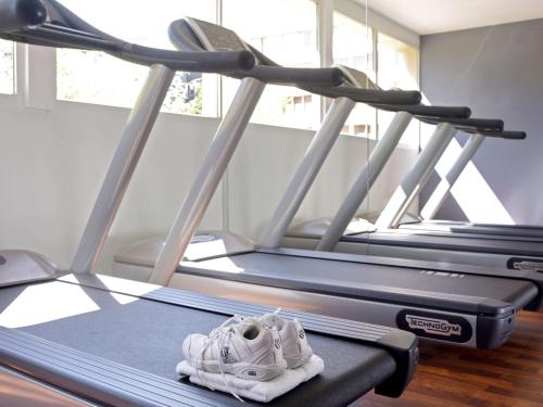 马德里铂尔曼马德里机场展会酒店的健身房里一排三台跑步机