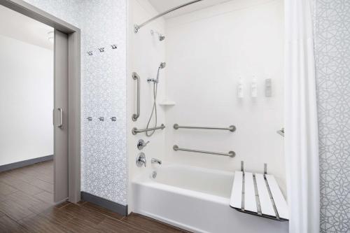 纳帕加州纳帕汉普顿酒店及套房的带淋浴和浴缸的白色浴室
