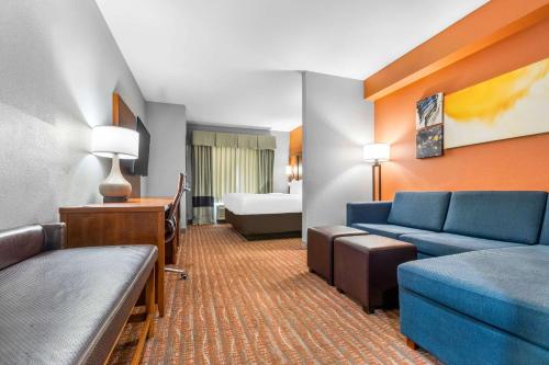 杰克逊Comfort Suites Jackson I-40的酒店客房设有一张沙发和一张床