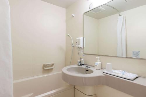 前桥市前桥舒适酒店的白色的浴室设有水槽和镜子