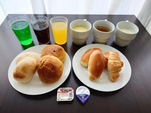 旭川HOTEL TETORA ASAHIKAWA EKIMAE - Vacation STAY 91508v的桌上的两盘糕点和饮料